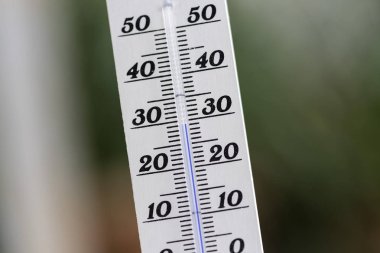 Heatwave: Bulanık bir arka plan üzerinde yaz aylarında Termometre, ısı