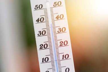 Heatwave: Bulanık bir arka plan üzerinde yaz aylarında Termometre, ısı