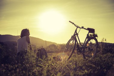 Akşam güneşi, günbatımı sahne zevk: bisiklet ile kadın si olduğunu