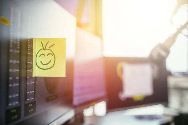 Smiley-Illustration am Arbeitsplatz, Metapher für Feedback — Stockfoto