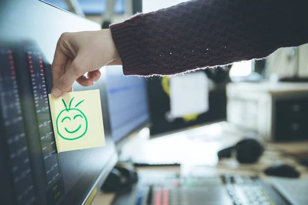 Smiley-Illustration am Arbeitsplatz, Metapher für Feedback — Stockfoto