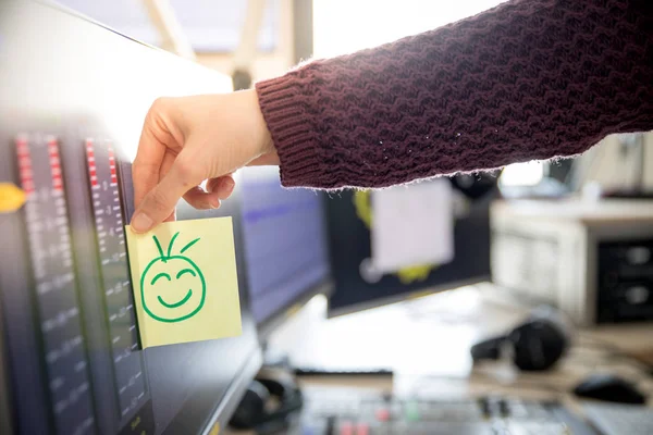 Ilustración sonriente en el lugar de trabajo, metáfora de la retroalimentación —  Fotos de Stock