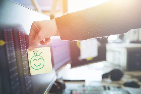 Smiley-Illustration am Arbeitsplatz, Metapher für Feedback — Stockfoto