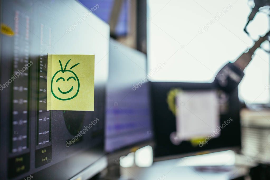 Smiley illustration at the working place, metaphor for feedback 