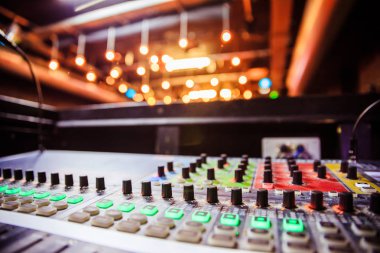 Bir konserde ses kayıt stüdyosu mikser masası: profesyonel muş