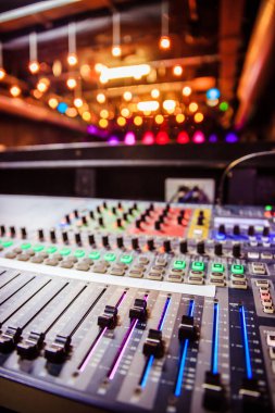 Bir konserde ses kayıt stüdyosu mikser masası: profesyonel muş