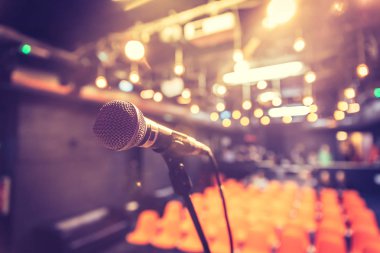 Boş etkinlik salonu: Mikrofon standı, boş koltuklar t kapatın