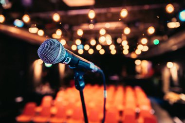 Boş etkinlik salonu: Mikrofon standı, boş koltuklar t kapatın