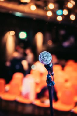 Boş etkinlik salonu: Mikrofon standı, boş koltuklar t kapatın