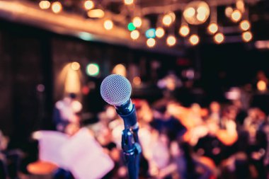 Etkinlik salonu: Mikrofon standını kapatın, seyircili koltuklar