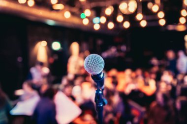 Etkinlik salonu: Mikrofon standını kapatın, seyircili koltuklar