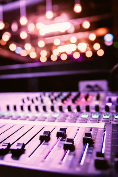 Studio d'enregistrement sonore table de mixage lors d'un concert : mus professionnel — Photo