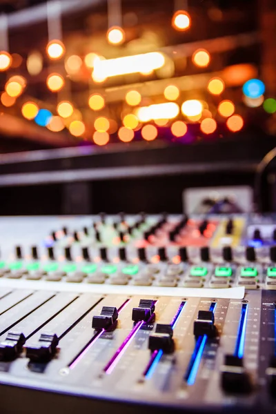 Scrivania mixer studio di registrazione del suono ad un concerto: mus professionale — Foto Stock