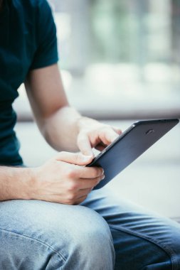 Kampüste tablet bilgisayar kullanan öğrenci. Açık havada, kentsel duygu