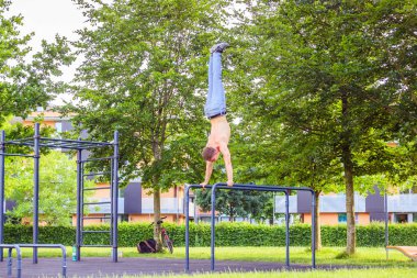 Yaz aylarında egzersiz: Genç fit Kafkas adam bir handstand yapıyor 