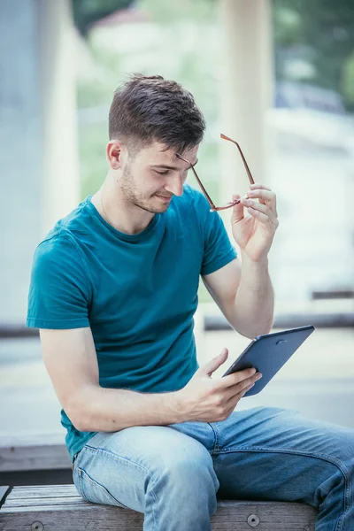 Estudante usando um tablet pc no campus. Ao ar livre, sensação urbana — Fotografia de Stock