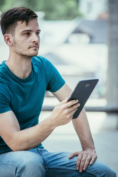 Estudante usando um tablet pc no campus. Ao ar livre, sensação urbana — Fotografia de Stock