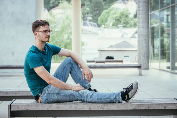 Tomando un descanso al aire libre: Hombre empleado está sentado al aire libre, urba — Foto de Stock