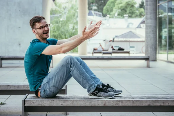 Hombre empleado está sentado al aire libre, gesto, escena empresarial urbana — Foto de Stock