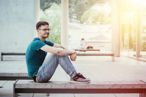 Tomando un descanso al aire libre: Hombre empleado está sentado al aire libre, urba — Foto de Stock