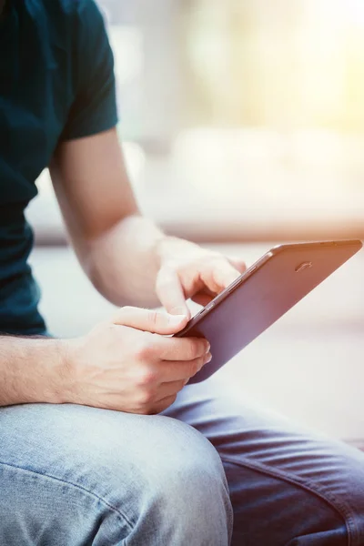 Estudante usando um tablet pc no campus. Ao ar livre, sensação urbana — Fotografia de Stock