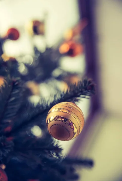 Traditioneller Weihnachtsbaum mit Weihnachtsdekoration, Nahaufnahme — Stockfoto