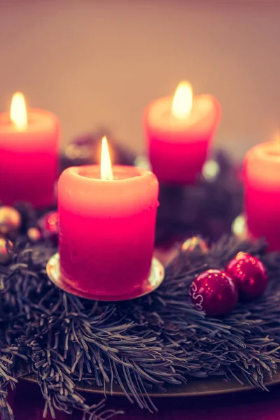 Decoração de Natal tradicional: grinalda do advento com luzes vermelhas — Fotografia de Stock