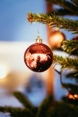 Noel dekorasyonu ile Geleneksel Noel ağacı, o kadar yakın
