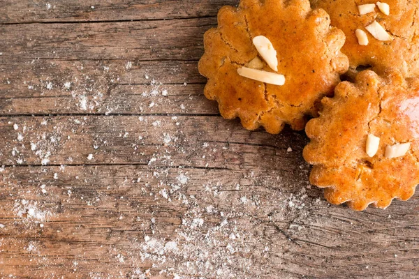 Pan de jengibre casero de Navidad: Delicioso pan de jengibre con polvo —  Fotos de Stock