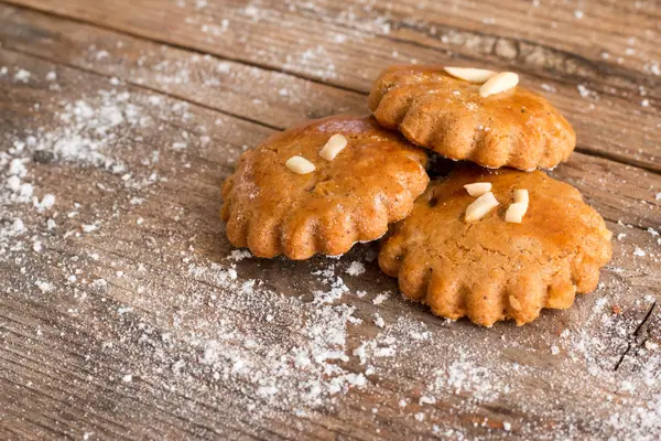 Pan de jengibre casero de Navidad: Delicioso pan de jengibre con polvo —  Fotos de Stock