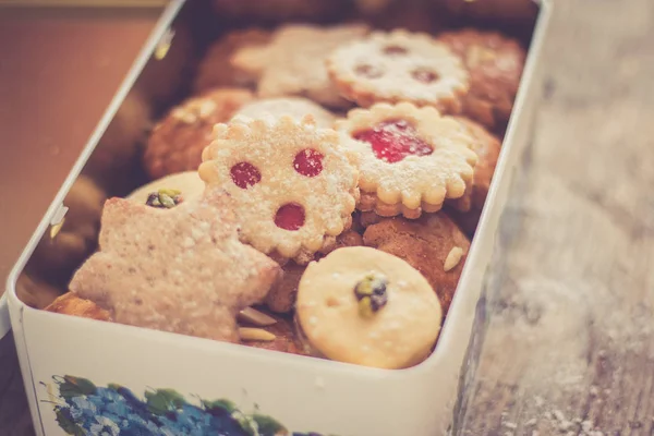 Galletas caseras de Navidad: Las galletas deliciosas se almacenan en un me — Foto de Stock