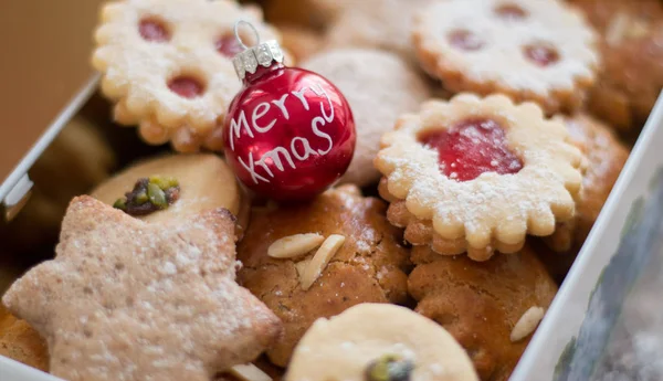 Galletas caseras de Navidad: Deliciosas galletas y baub de Navidad — Foto de Stock