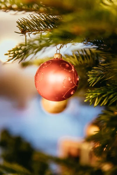 Albero di Natale tradizionale con decorazione natalizia, da vicino o — Foto Stock