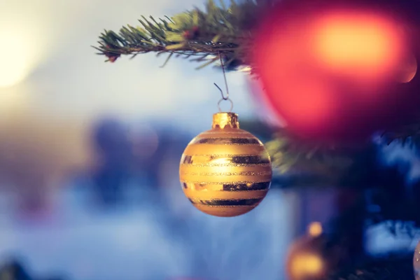 Traditioneller Weihnachtsbaum mit Weihnachtsdekoration, Nahaufnahme — Stockfoto