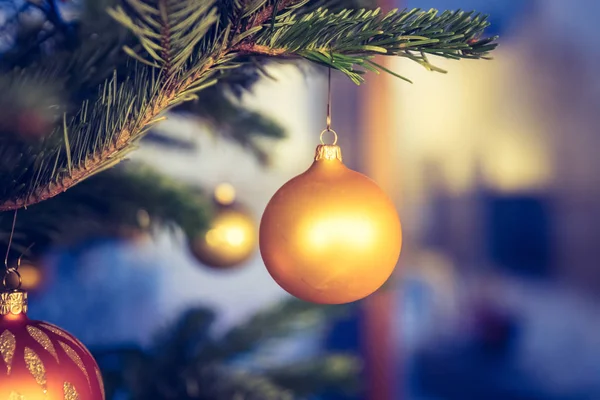 Albero di Natale tradizionale con decorazione natalizia, da vicino o — Foto Stock