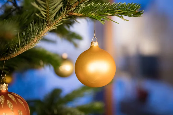 Albero di Natale tradizionale con decorazione natalizia, da vicino o — Foto Stock