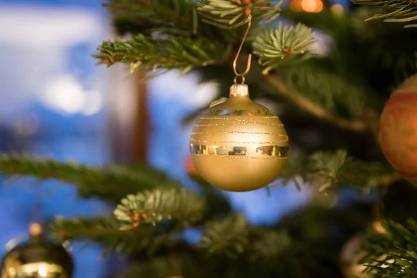 크리스마스 장식과 전통적인 크리스마스 트리, 닫습니다. — 스톡 사진