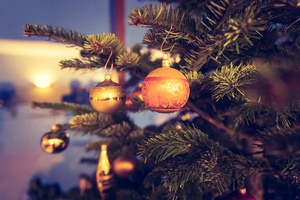 Traditioneller Weihnachtsbaum mit Weihnachtsdekoration, Nahaufnahme — Stockfoto