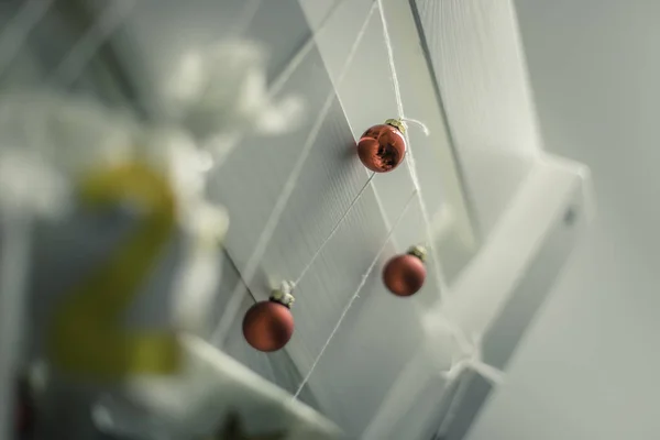 光沢のある背景に装飾と赤いクリスマスボール — ストック写真