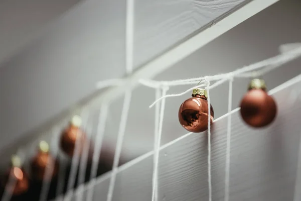Bolas rojas de Navidad con decoración sobre fondo brillante —  Fotos de Stock