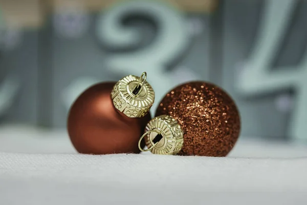 光沢のある背景に装飾と赤いクリスマスボール — ストック写真