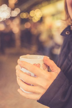 Noel pazarında mulled şarap ile Fincan, kopya alanı