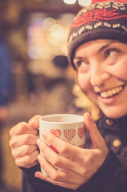 Noel pazarında Noel zamanının tadını çıkarıyorum. Genç kız d