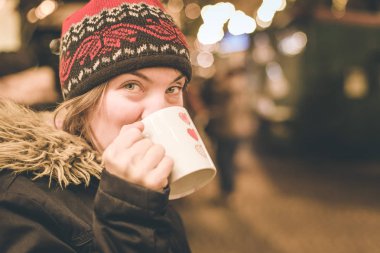 Noel pazarında Noel zamanının tadını çıkarıyorum. Genç kız d