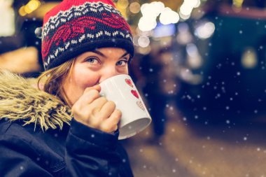 Noel pazarında Noel zamanının tadını çıkarıyorum. Genç kız d