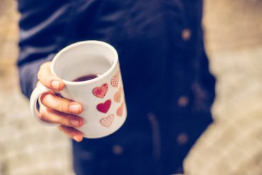 Kız Noel pazarında mulled şarap içiyor, eğlenceli