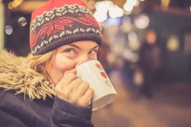 Noel pazarında Noel zamanının tadını çıkarıyorum. Genç kız d