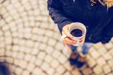 Kız Noel pazarında mulled şarap içiyor, eğlenceli