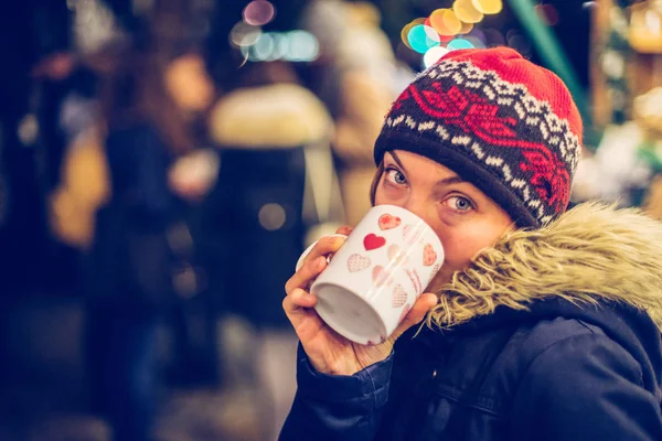 Noel pazarında Noel zamanının tadını çıkarıyorum. Genç kız d