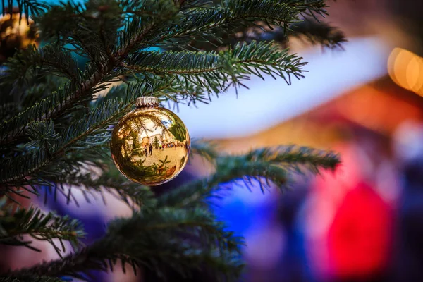 Magisk julmarknad: dekoration med julgranskula på en — Stockfoto